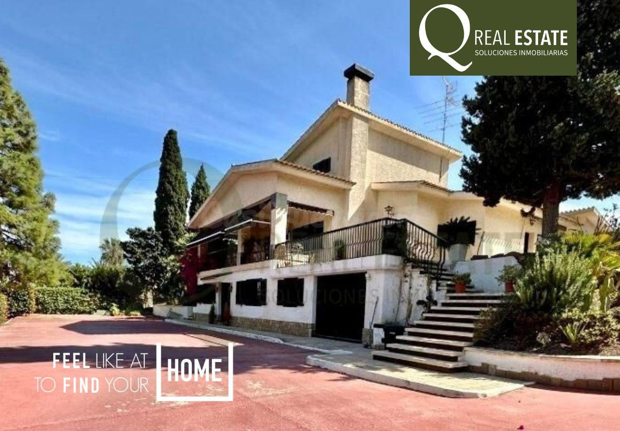 CHALET CON GRAN PARCELA EN MUY BUENA ZONA DE ELCHE