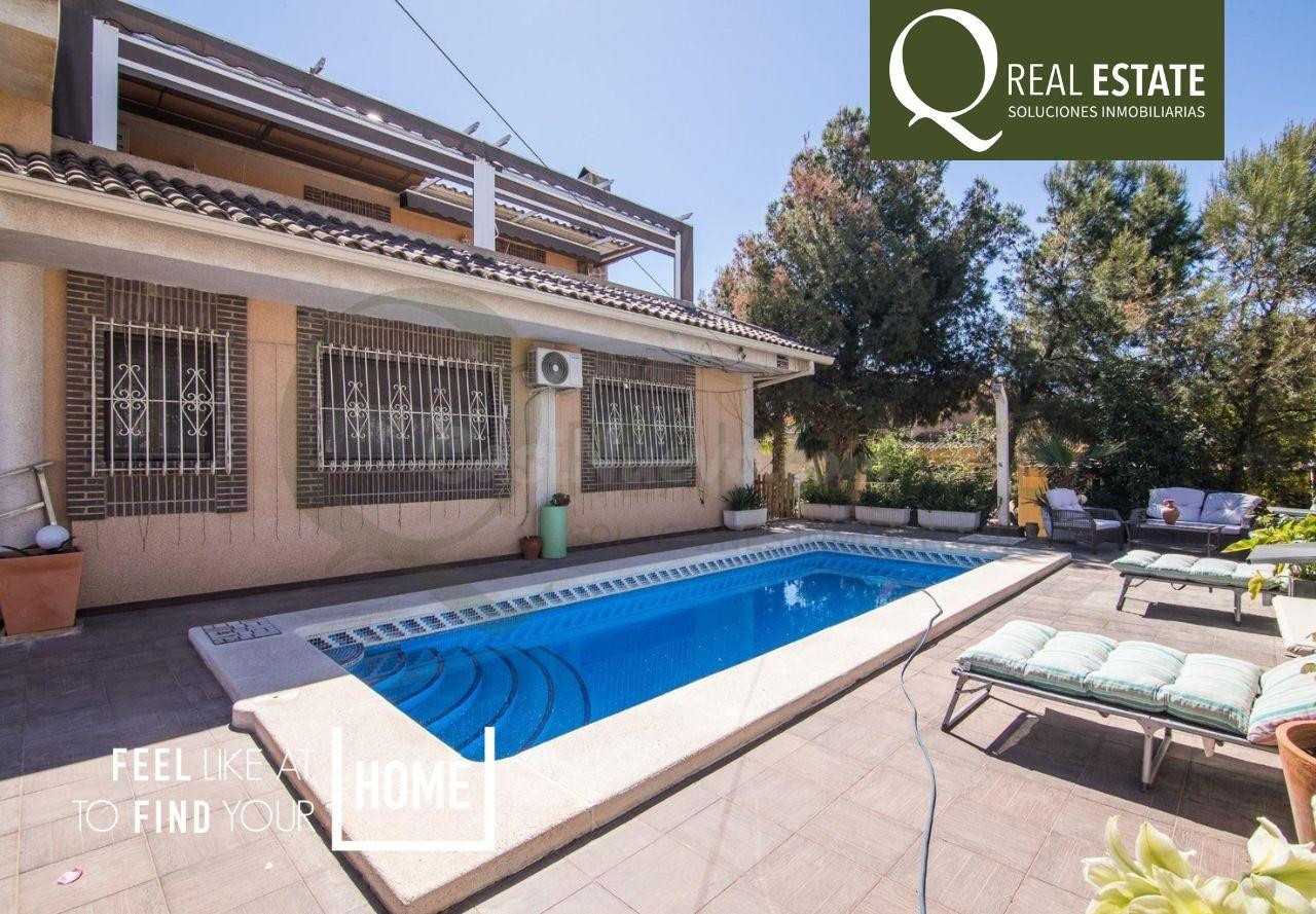 Chalet independiente en parcela de 845 m2 en esquina
