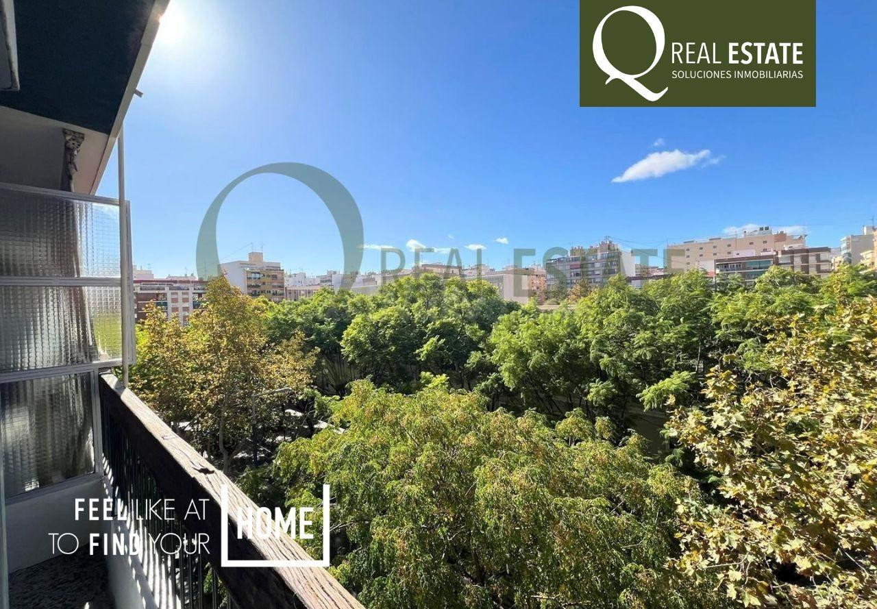Luminosa vivienda para reformar en el corazón de Alicante
