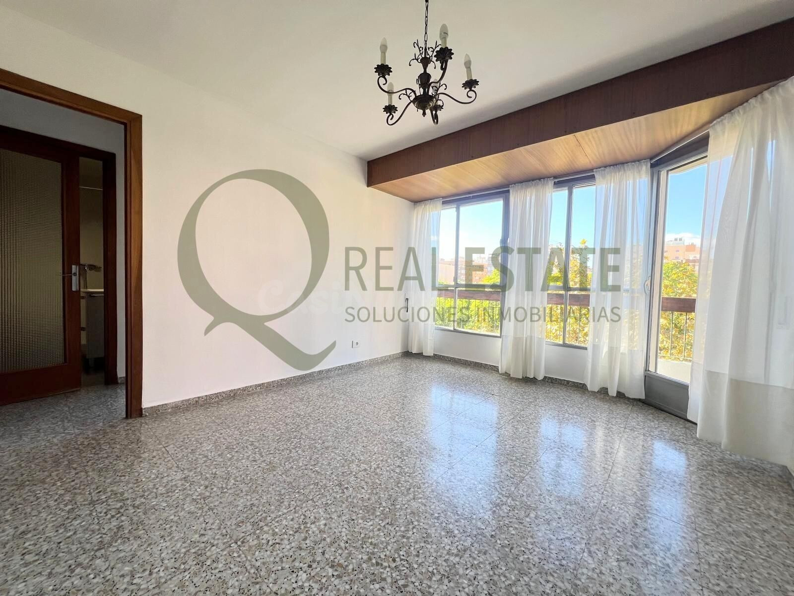 Luminosa vivienda para reformar en el corazón de Alicante - foto 4
