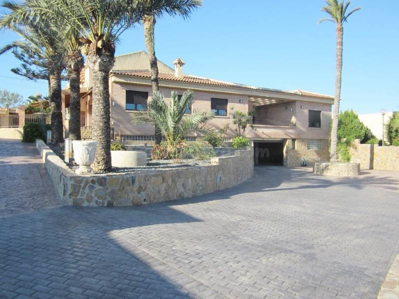 Fabulosa Villa de lujo, OPCIONAL parque de maquinaria pesada, 500 m2 chalet en 3 plantas.