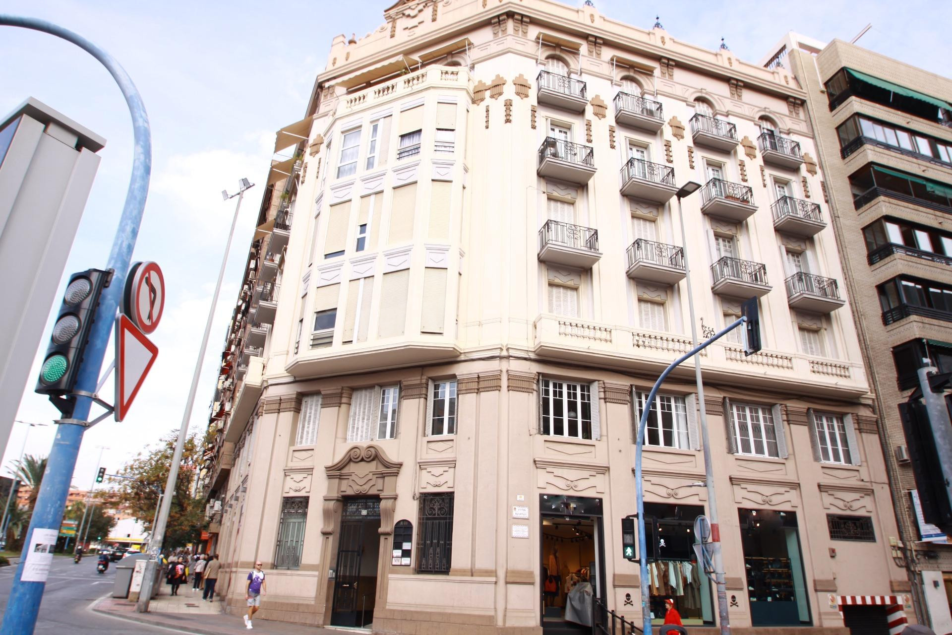 🚗 AMPLIA PLAZA DE PARKING EN PLENO CENTRO – JUNTO A EL CORTE INGLÉS 🏙️