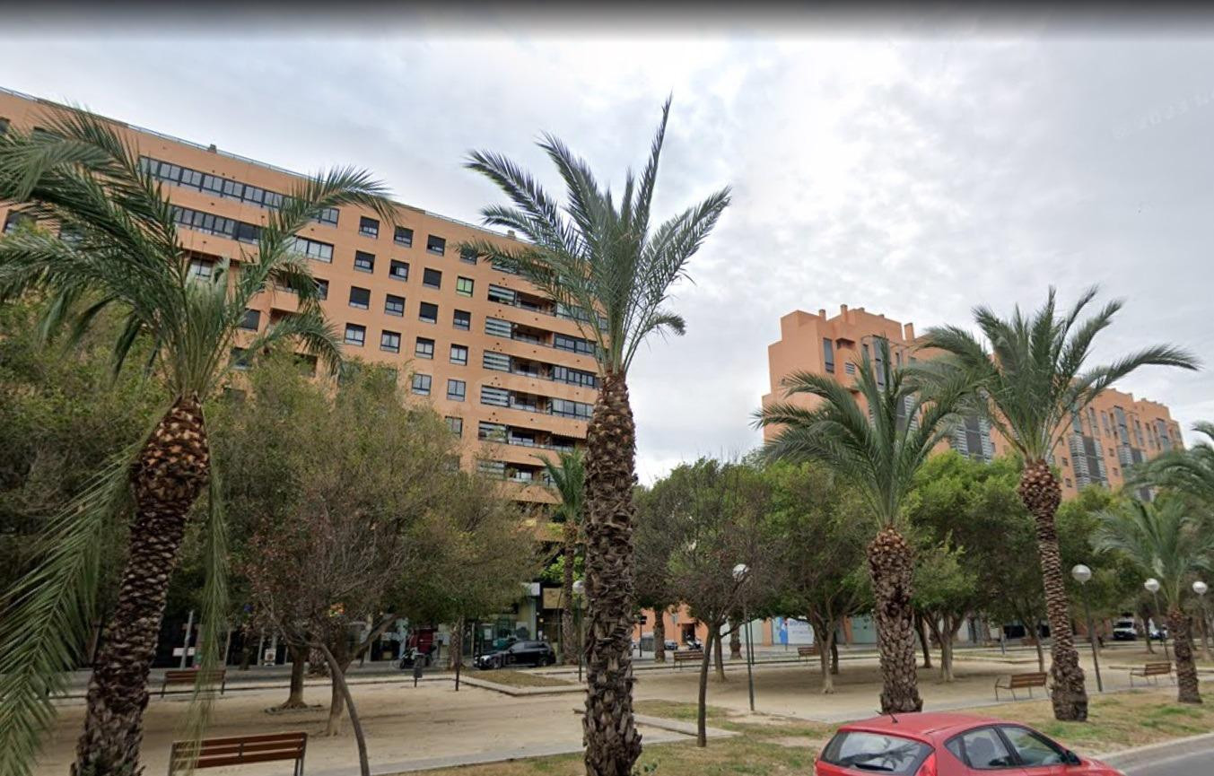 Se vende planta baja para hacer 2 viviendas con licencia de  - foto 2
