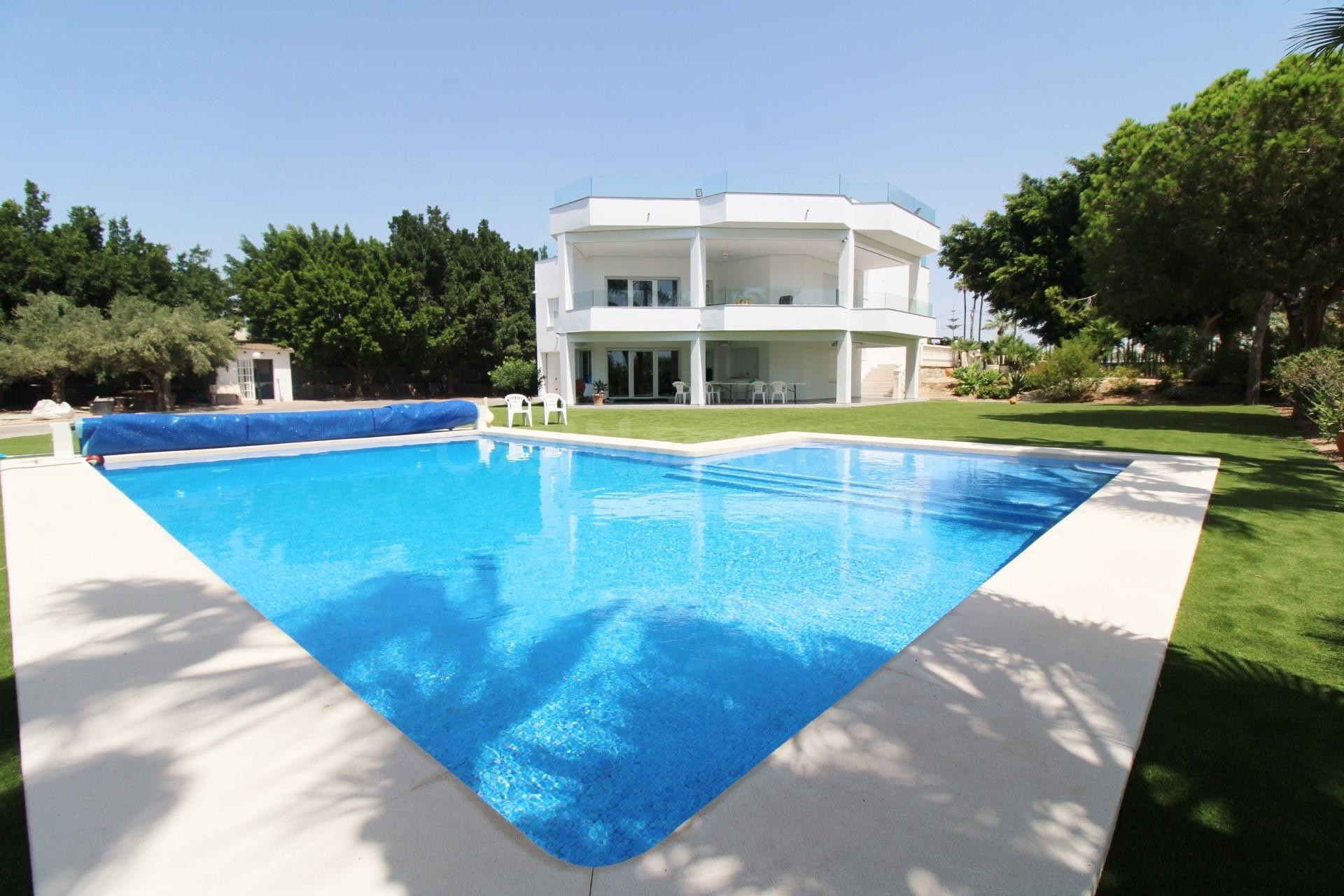 🏡 Exclusiva Villa Unifamiliar en Parcela de 30.912 m2 – Elche