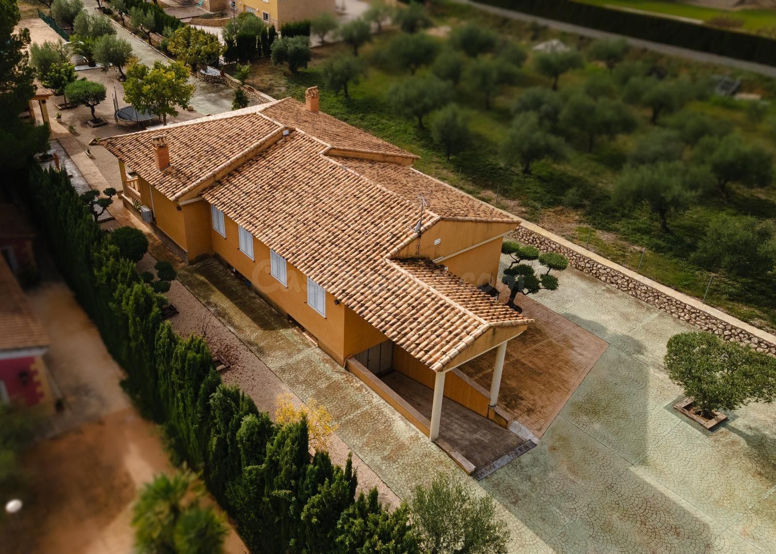 ELEGANCIA, NATURALEZA E INTIMIDAD EN UN CHALET ÚNICO EN COCENTAINA