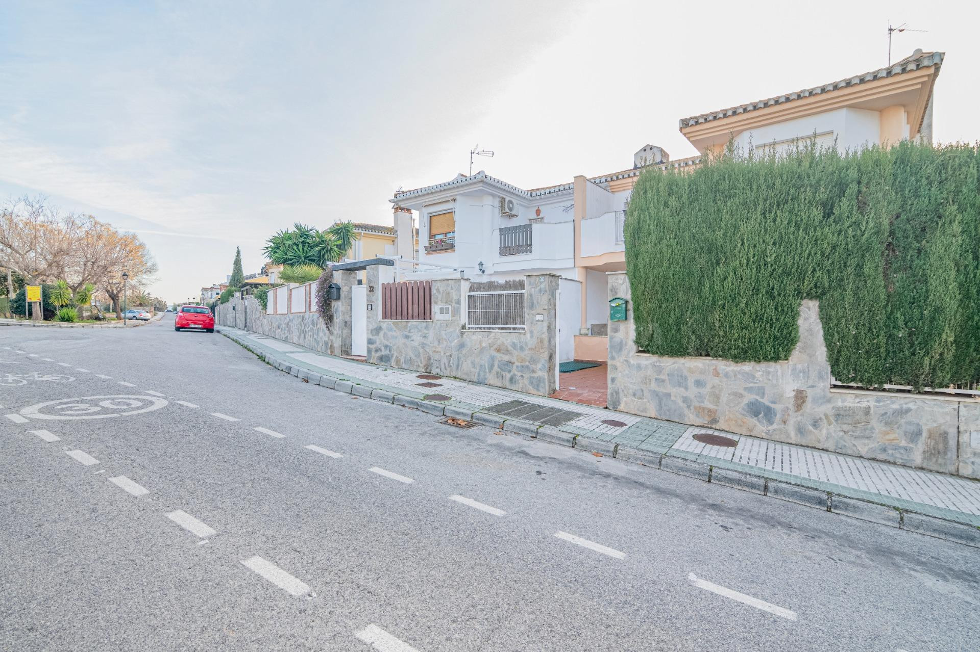 Excelente casa pareada de 3 dormitorios