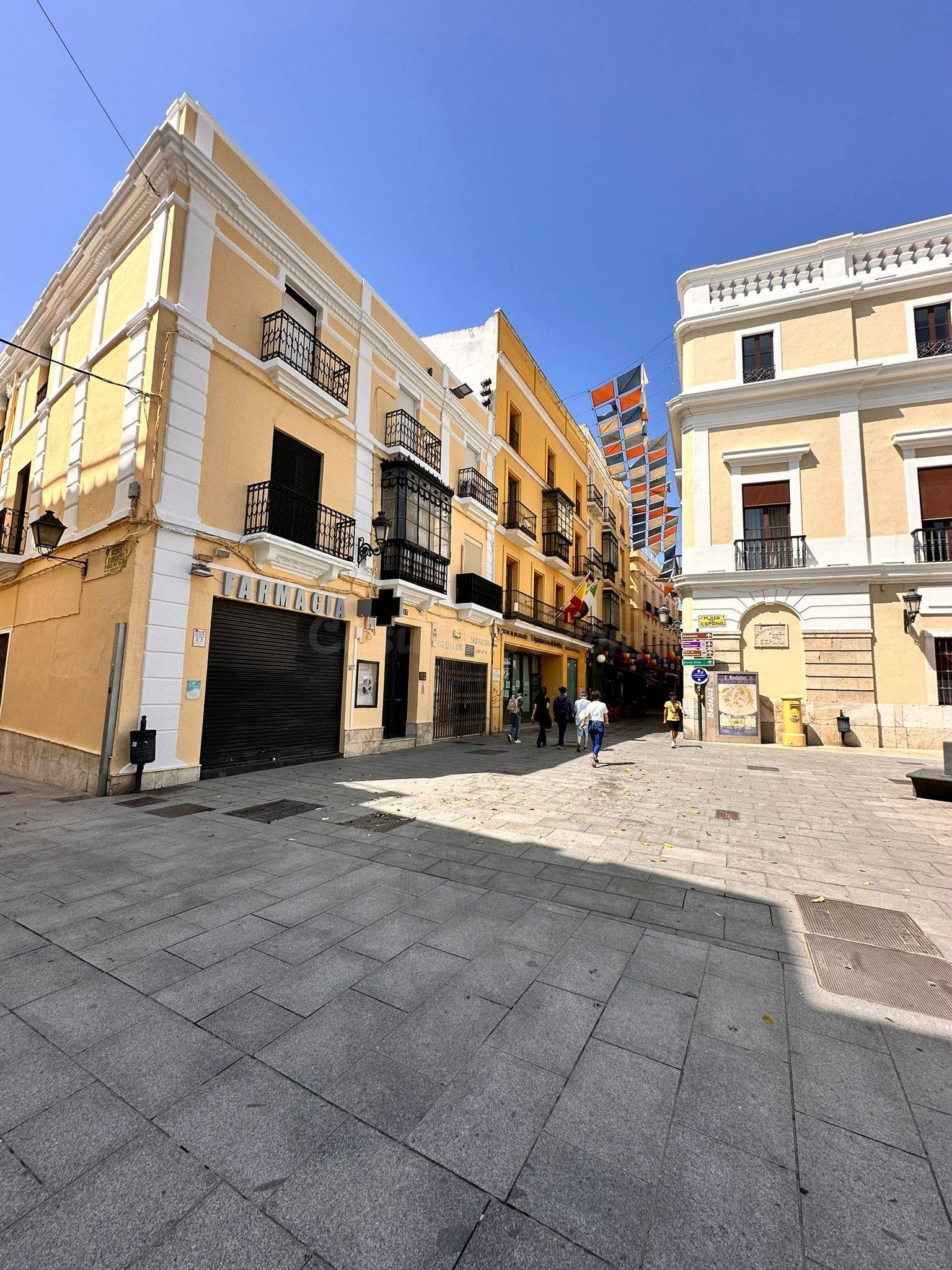 Local en la Plaza de España con traspaso de licencia de Estanco