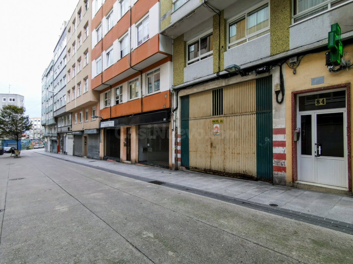 Bajo amplio, con portón de entrada de vehículos, en la calle Barcelona