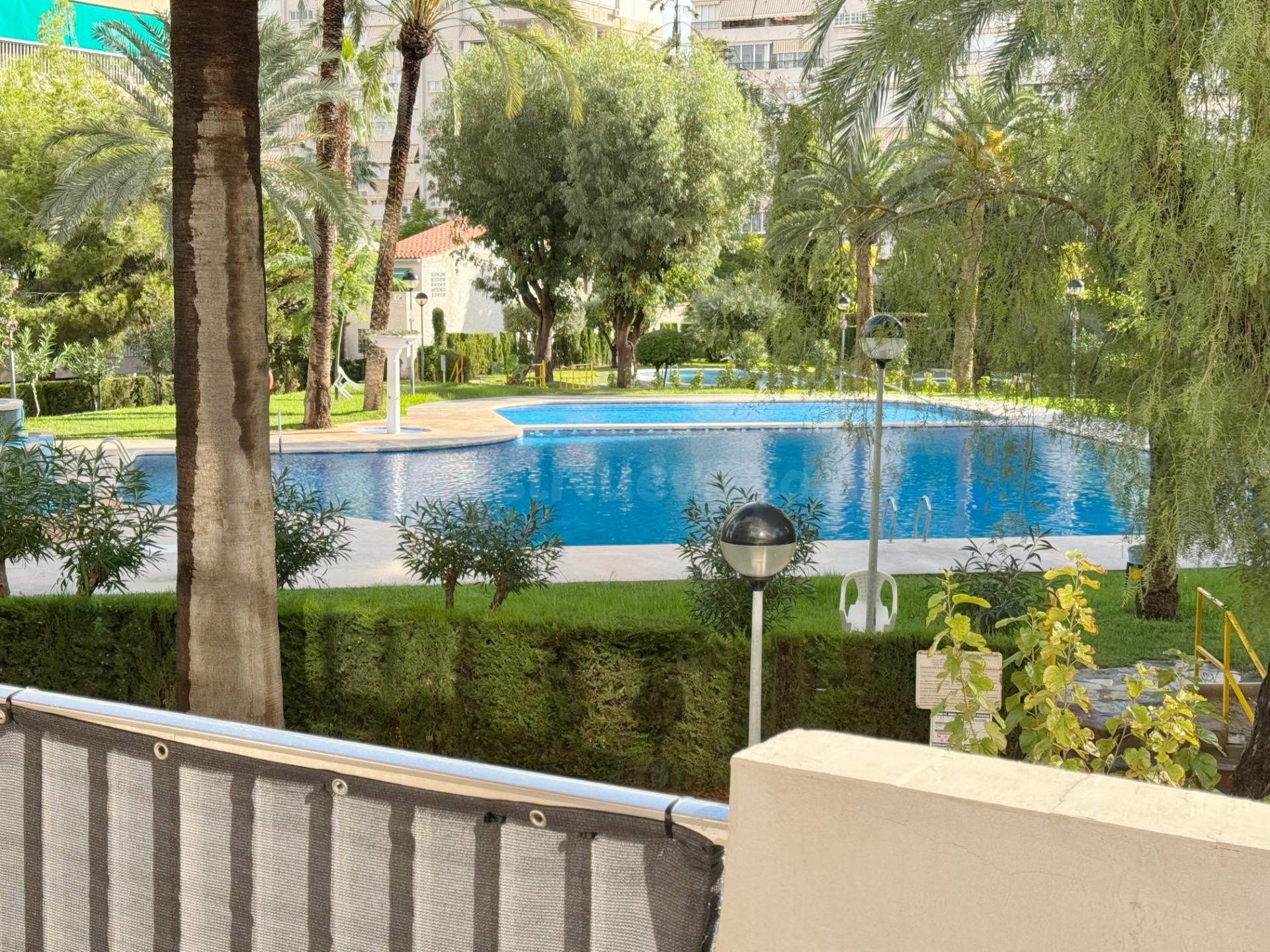 ALQUILER DE VIVIENDA EN URBANIZACIÓN MANZANARES, CON PISCINA, JARDINES, PARKING Y TODOS LOS SERVICIOS A UN PASO DEL MAR