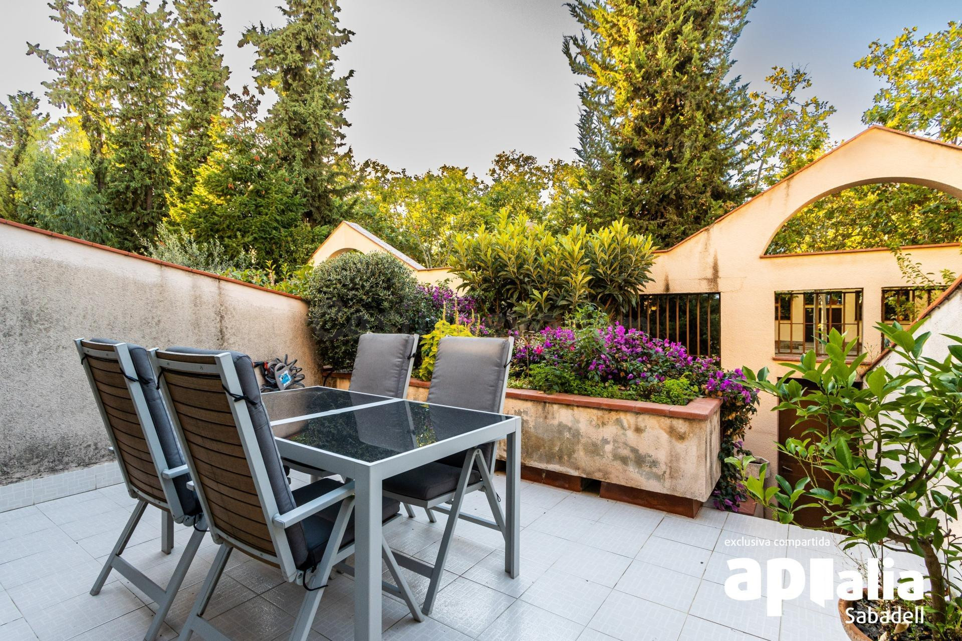 Casa junto Hotel Urpí de Sabadell, Creu Alta