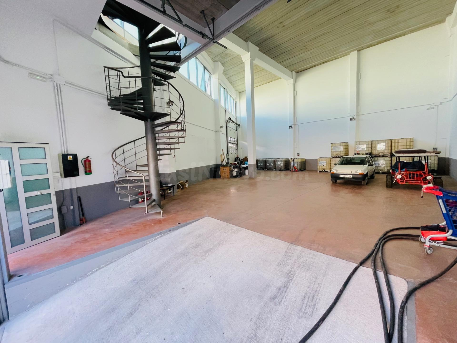 ¡OPORTUNIDAD ÚNICA! NAVE INDUSTRIAL DE 492 m2 CON OFICINAS, 
