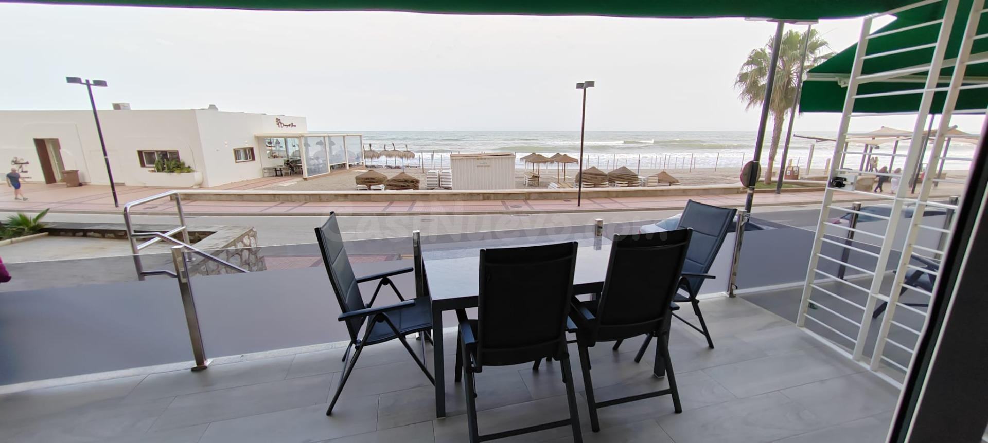 PISO EN PRIMERA LÍNEA DE PLAYA EN FUENGIROLA