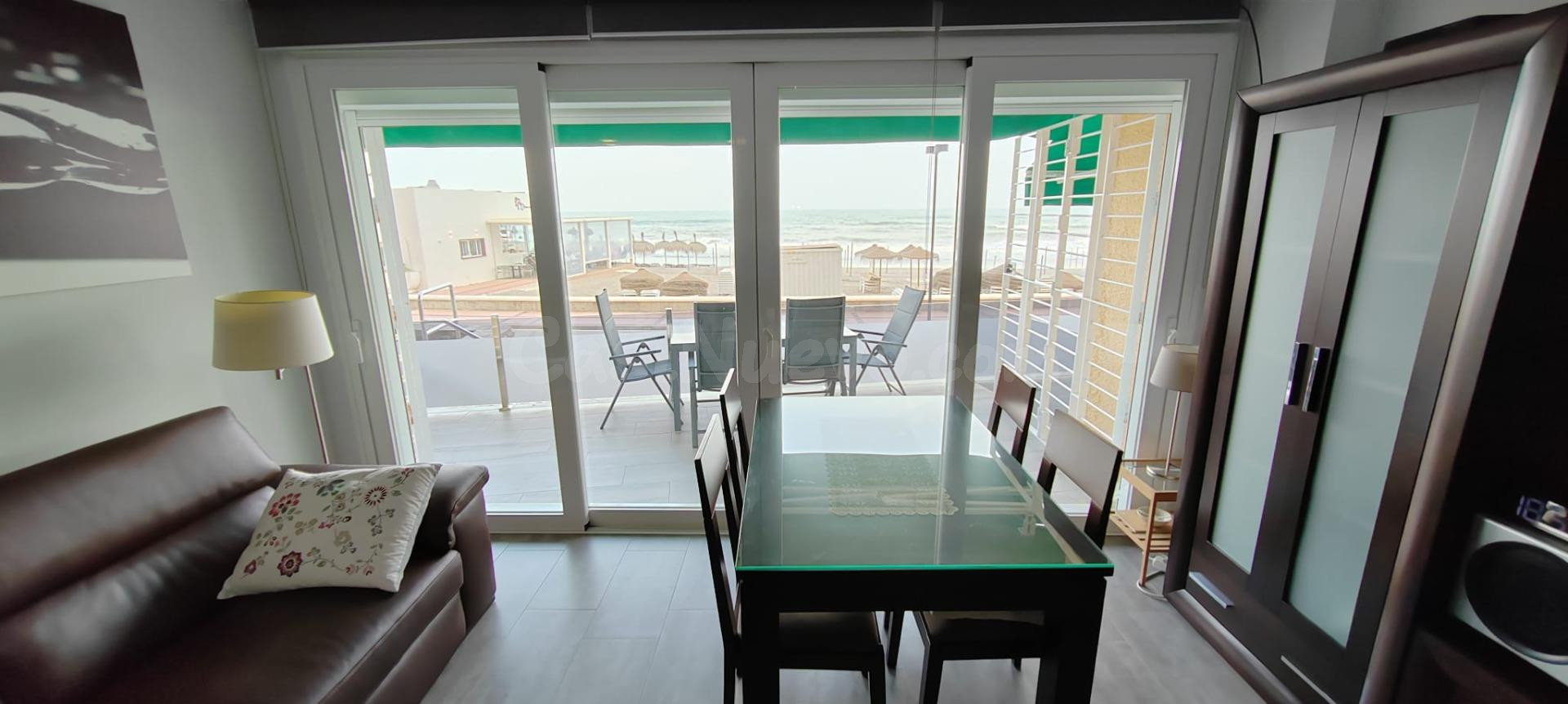 PISO EN PRIMERA LÍNEA DE PLAYA EN FUENGIROLA - foto 2