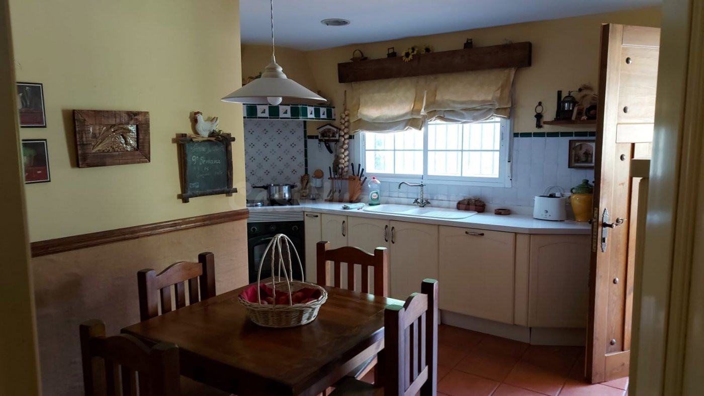 PRECIOSO CHALET CON DOS CASAS EN CUEVAS BAJAS - foto 3