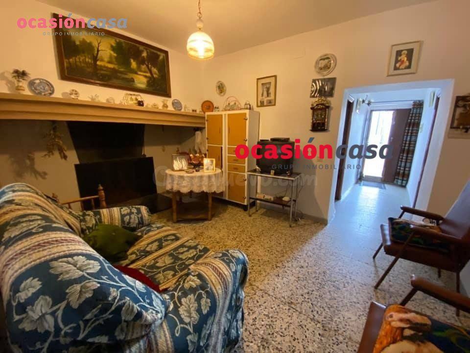 CASA CON PATIO A LA VENTA