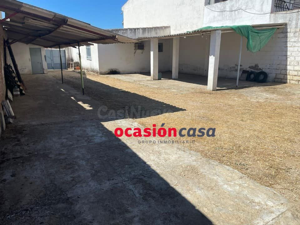 AMPLIO SOLAR CON CASA A LA VENTA