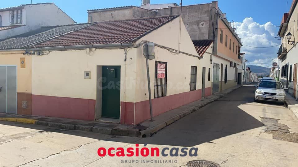 CASA CON TEJADO NUEVO EN LA ZONA DEL CERRO
