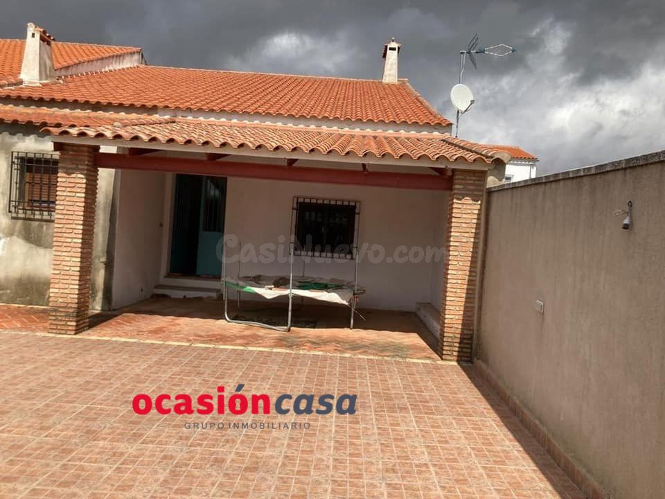 CASA CON AMPLIO PATIO Y TEJADO NUEVO