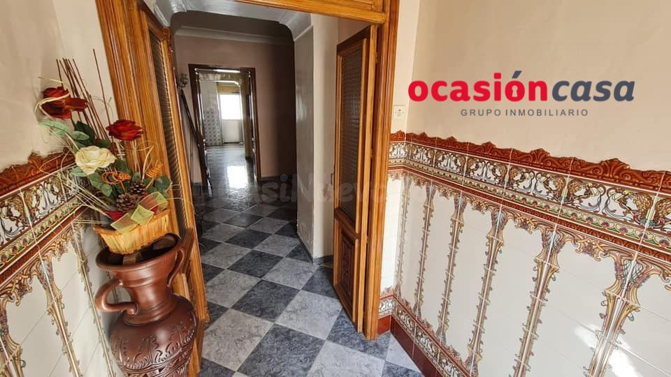 CASA CON GRAN PATIO A LA VENTA
