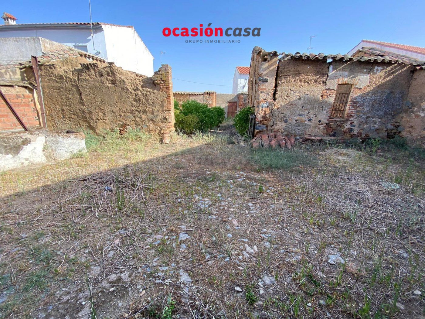 CASA CON TEJADO NUEVO Y GRAN PATIO