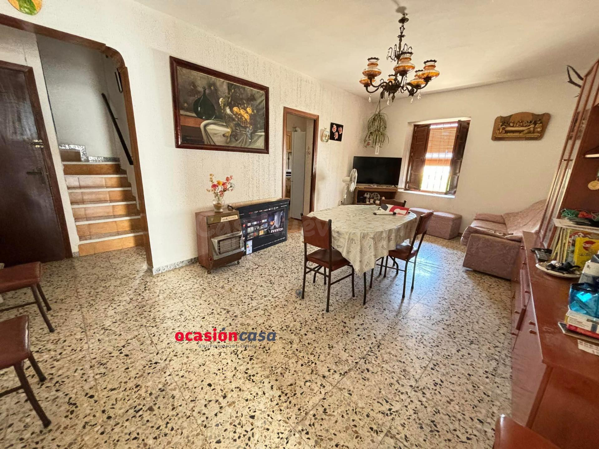 CASA CON COCHERA Y TERRENO A LA VENTA