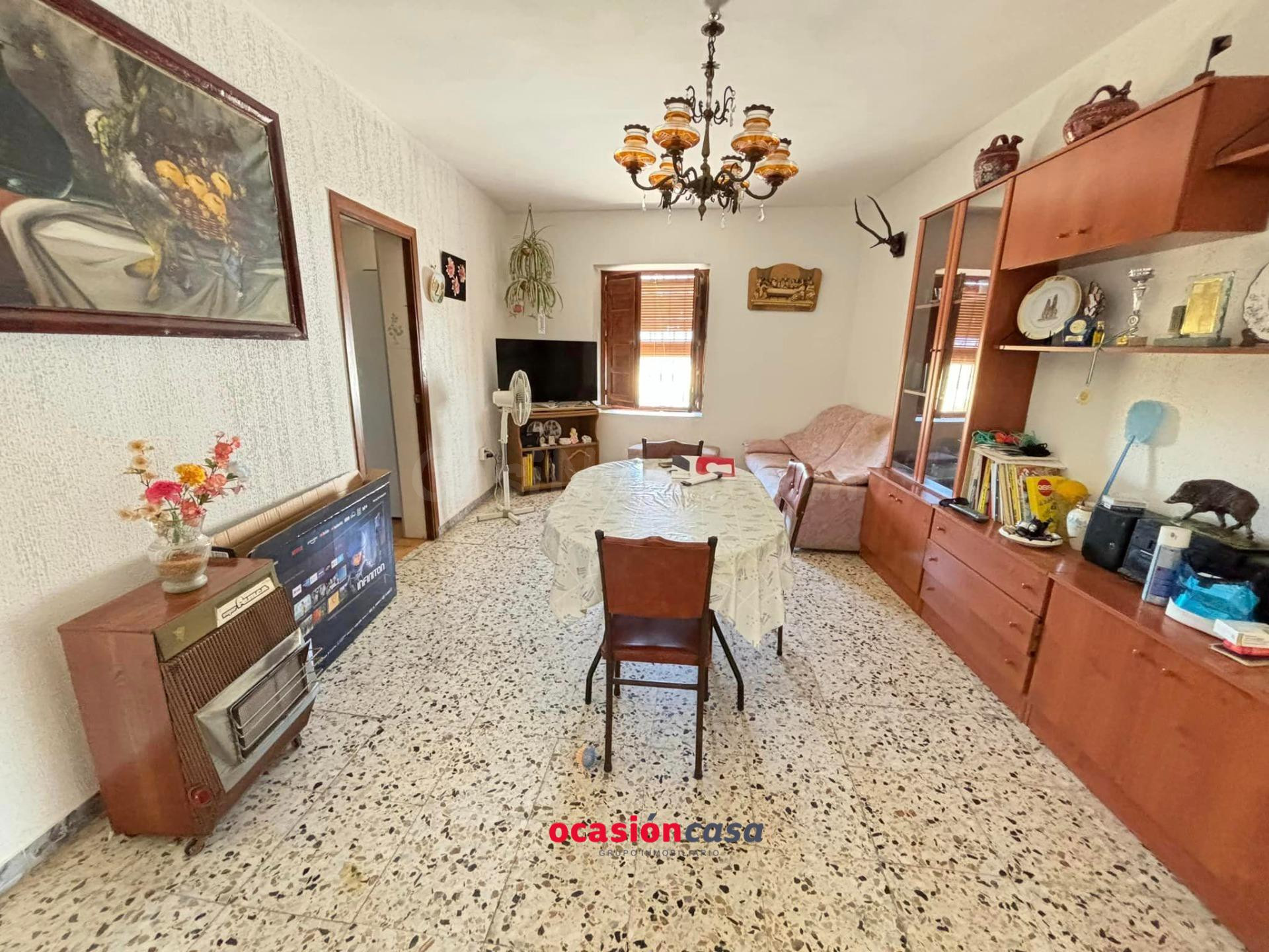 CASA CON COCHERA Y TERRENO A LA VENTA - foto 2