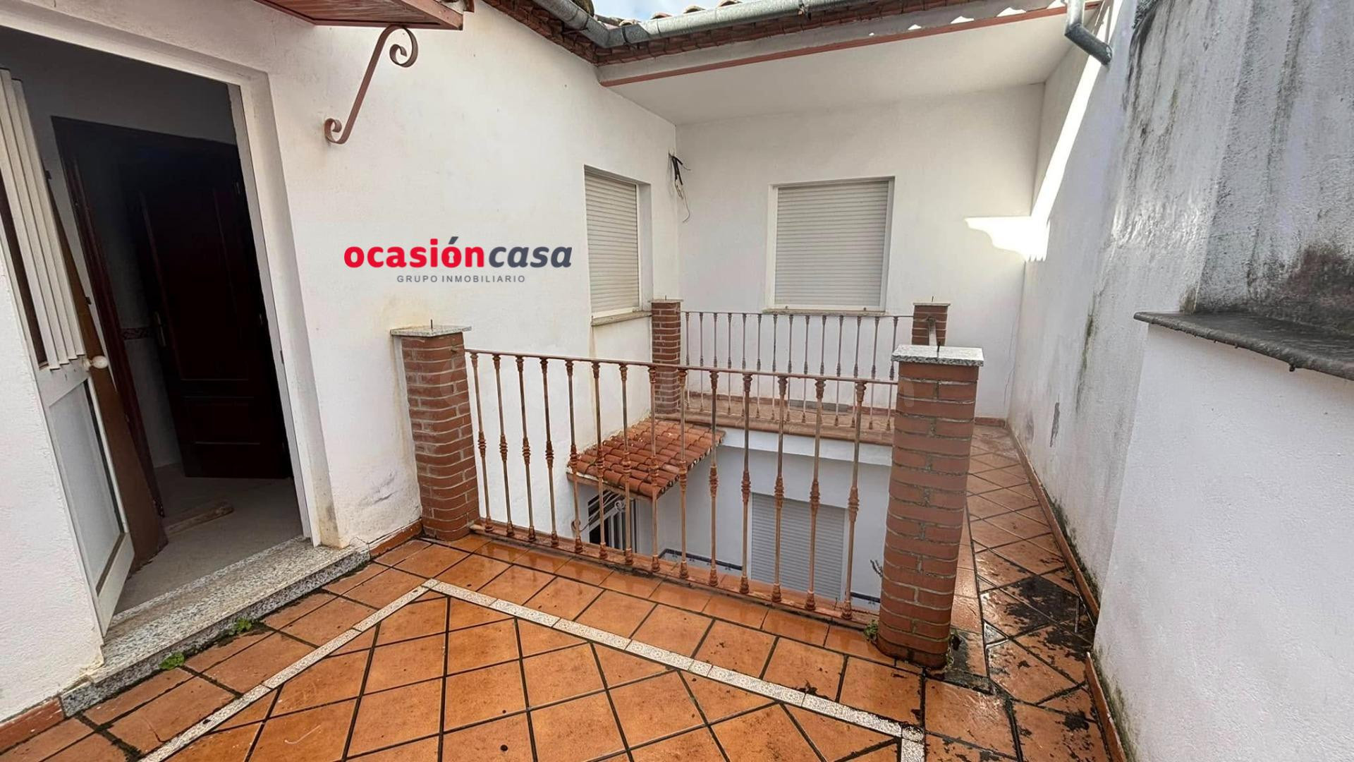CASA DE DOS PLANTAS CON COCHERA - foto 2
