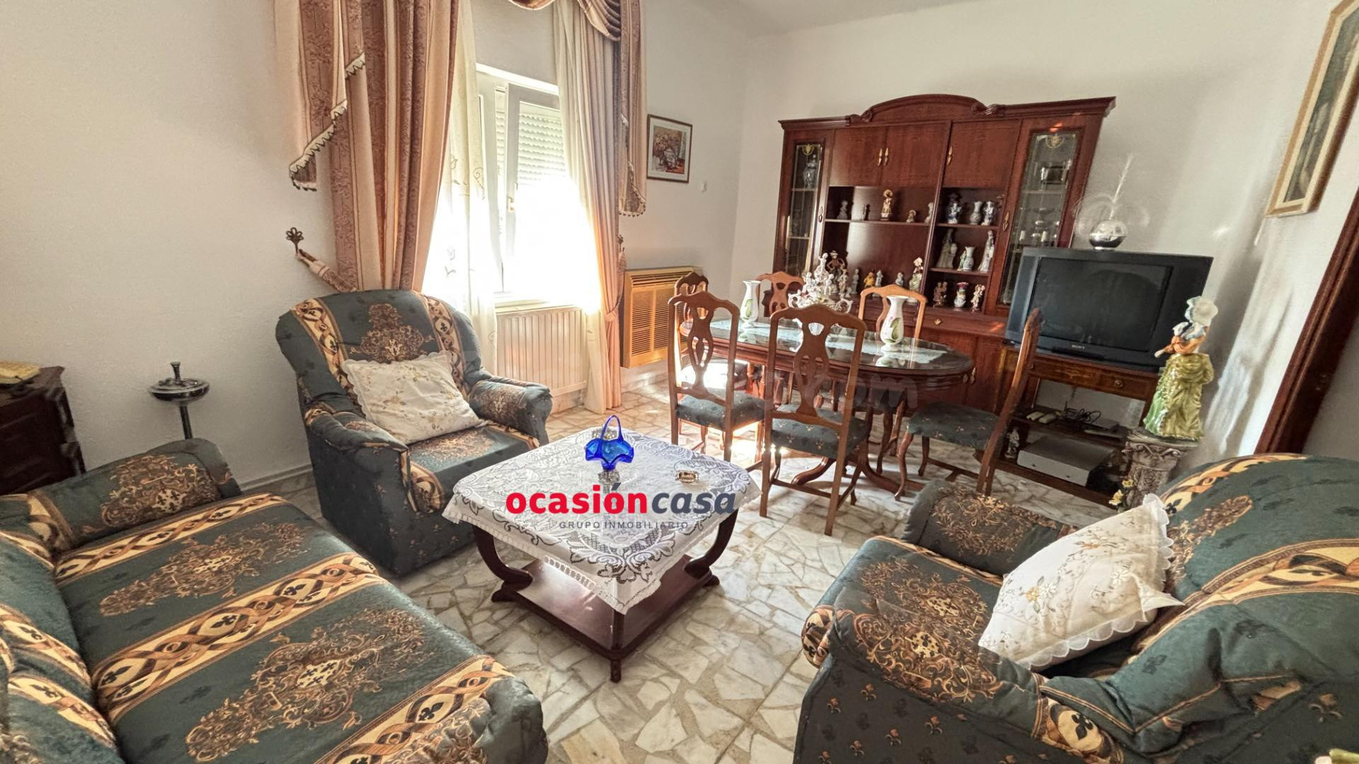 CASA CON COCHERA A LA VENTA EN LA ZONA DE LA GOTERA
