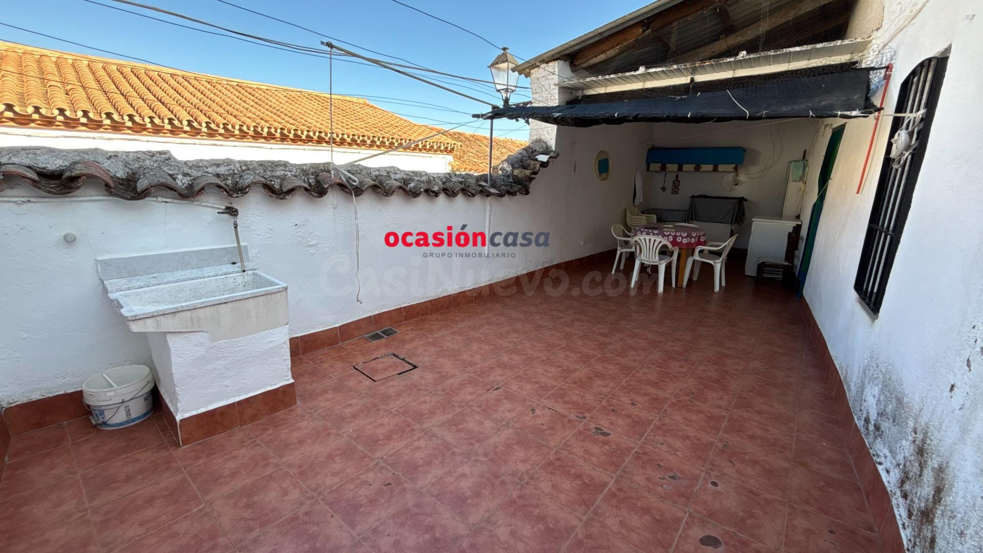 CASA CON COCHERA A LA VENTA