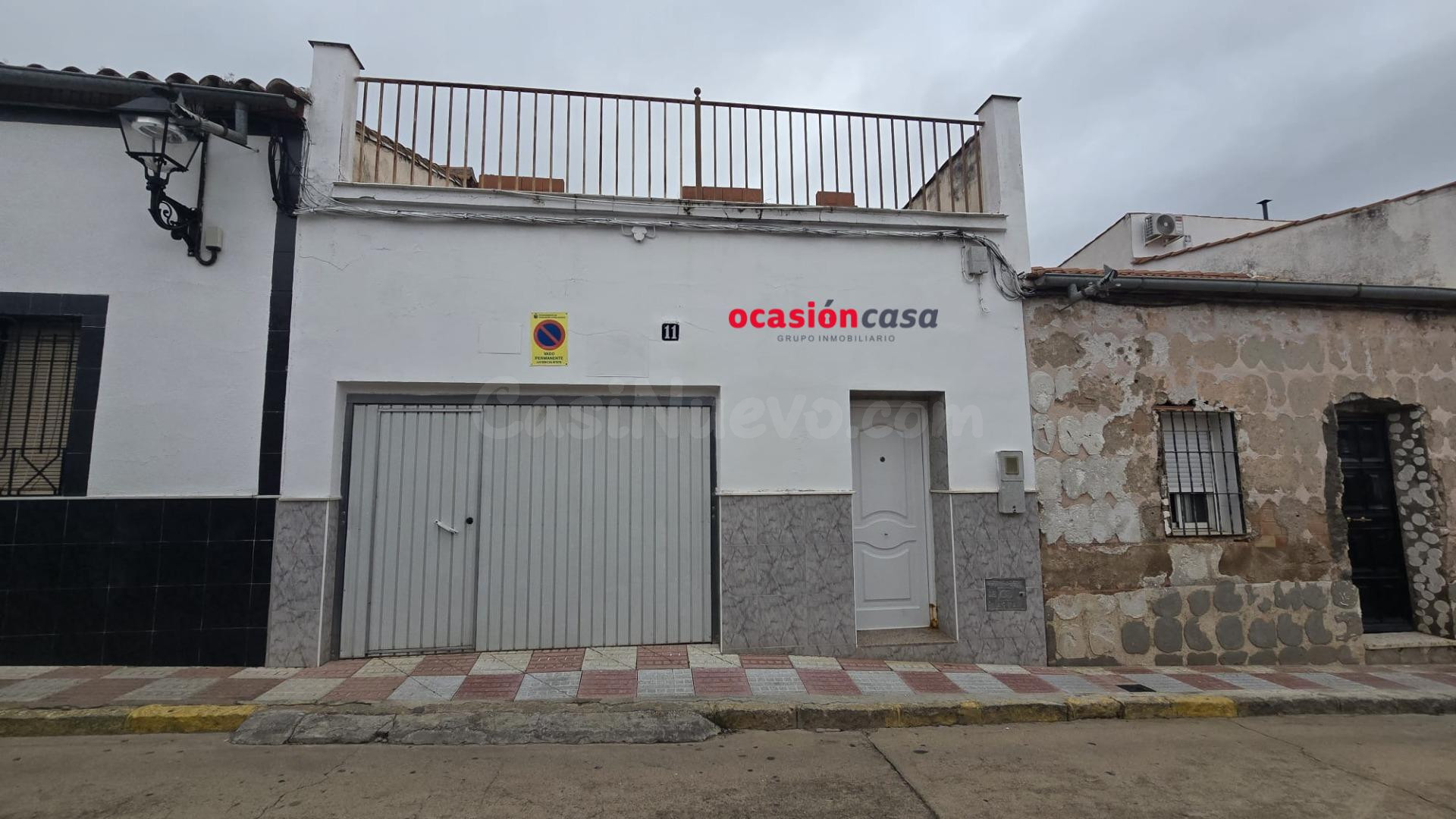 COCHERA CON PATIO Y TERRAZA A LA VENTA