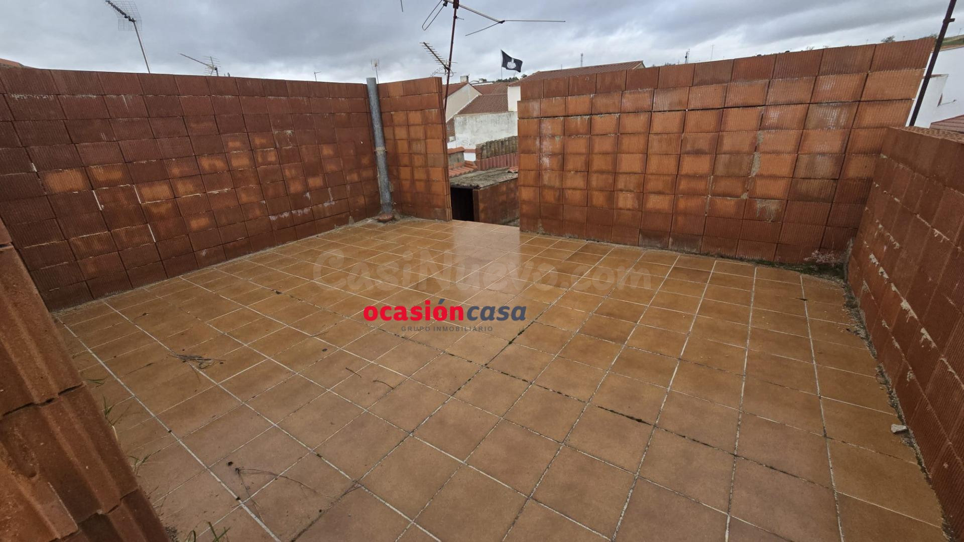 COCHERA CON PATIO Y TERRAZA A LA VENTA - foto 4