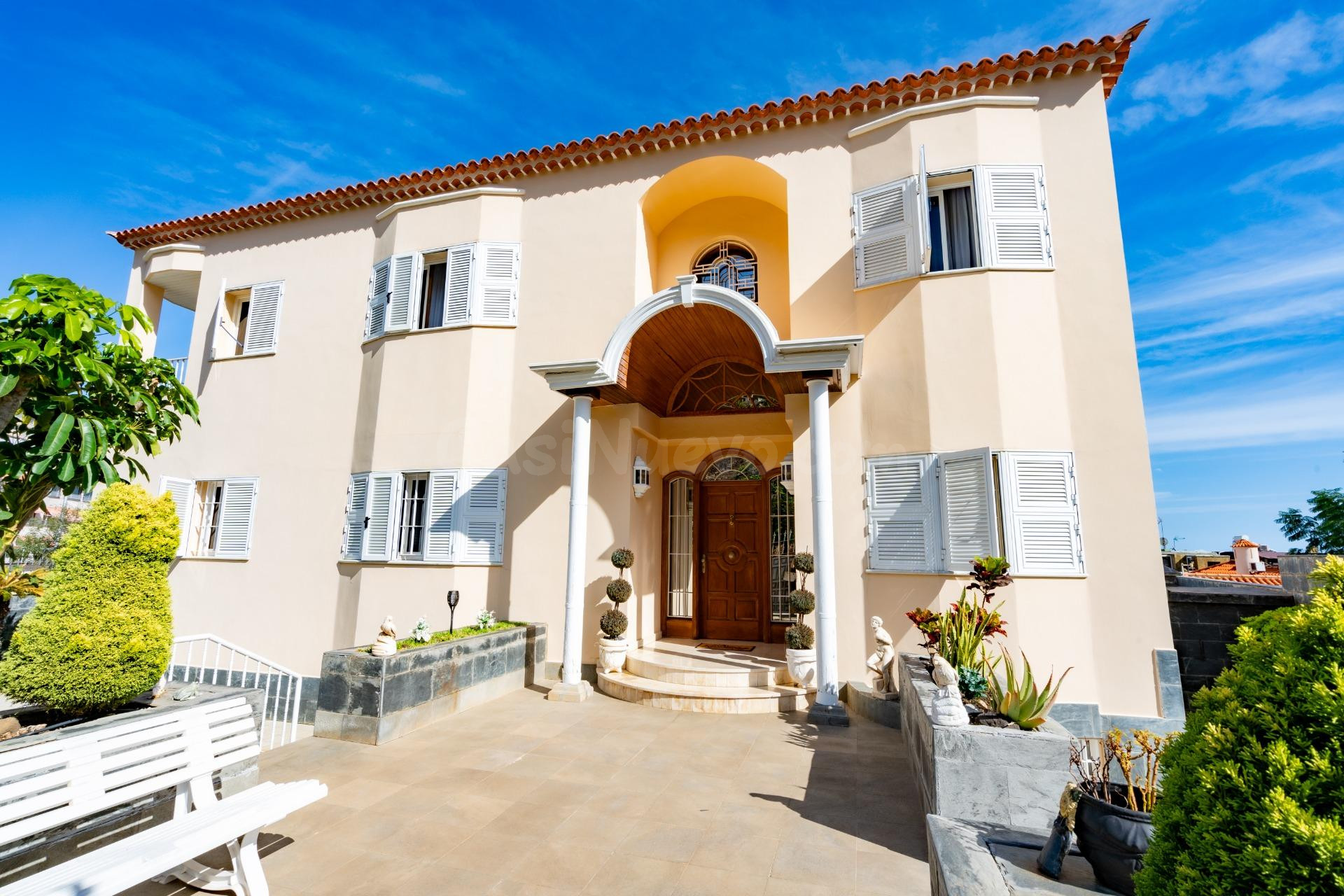 Magnífico Chalet Independiente en Venta en Calle Emeterio Padrón Cruz