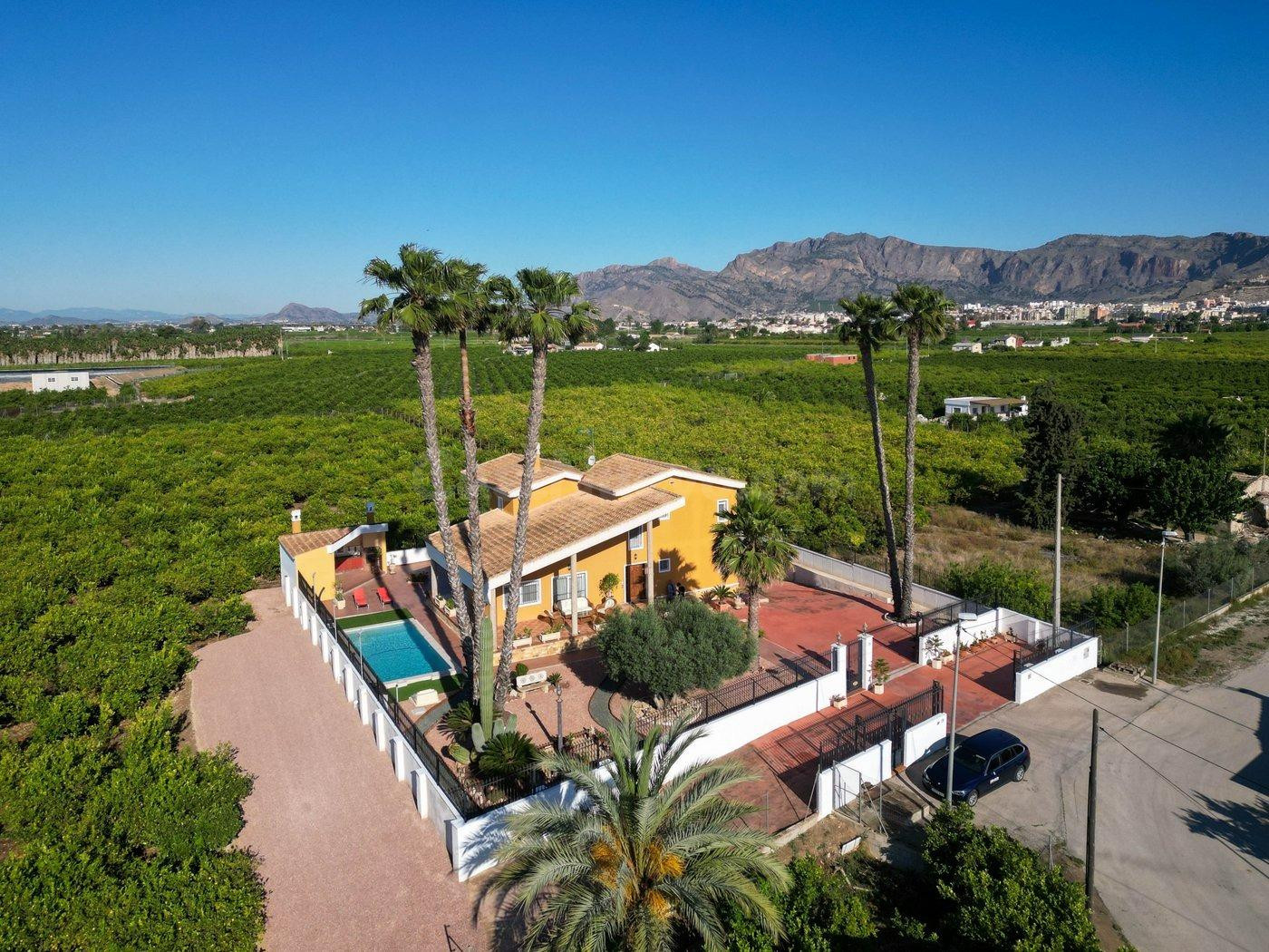 🏡 Exclusivo chalet en Correntías Medias (Orihuela) con finca privada de 9.480 m2