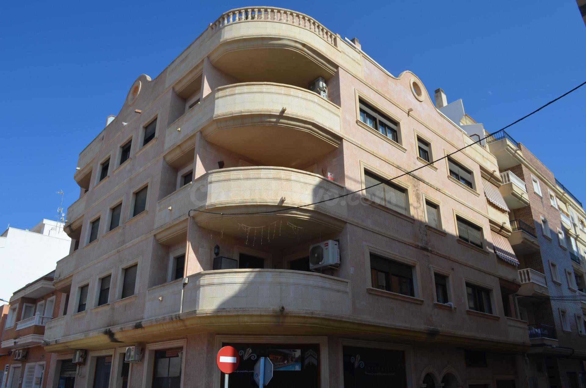 🏡 Vivienda de 3 Dormitorios y 2 Baños en el Corazón de Torrevieja – ¡Listo para Entrar a Vivir!