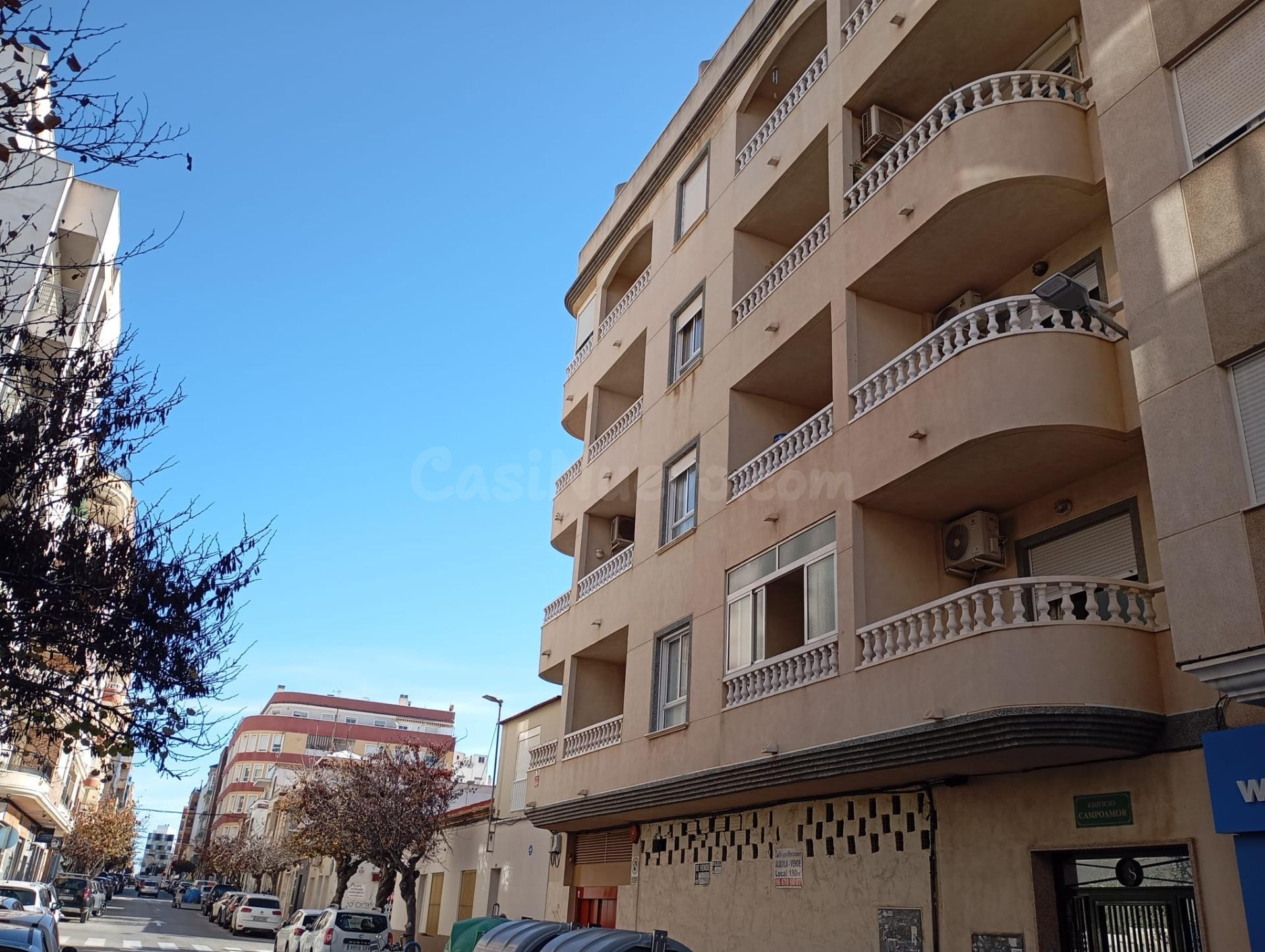 Ático Céntrico en Torrevieja con Balcón – 2 Dormitorios