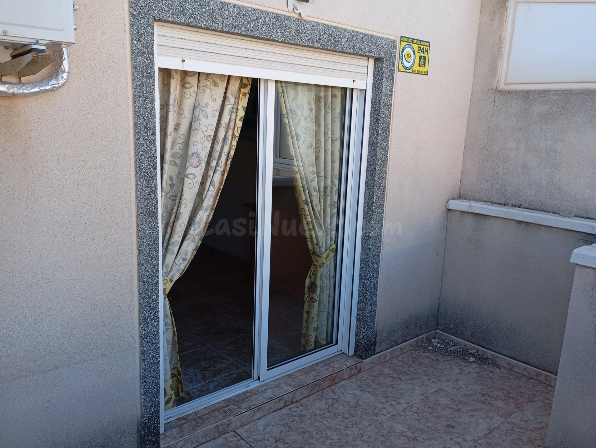 Ático Céntrico en Torrevieja con Balcón – 2 Dormitorios - foto 4