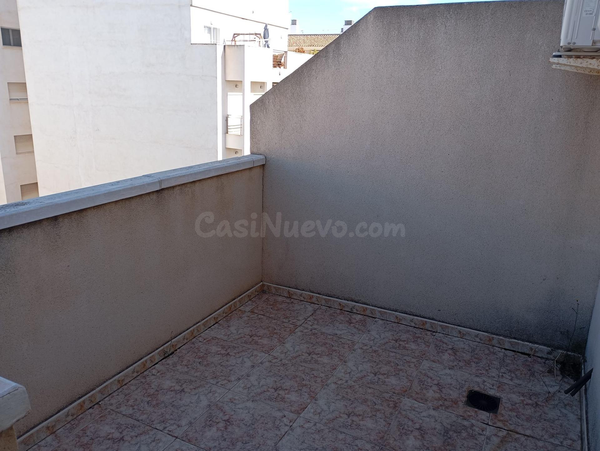 Ático Céntrico en Torrevieja con Balcón – 2 Dormitorios - foto 5