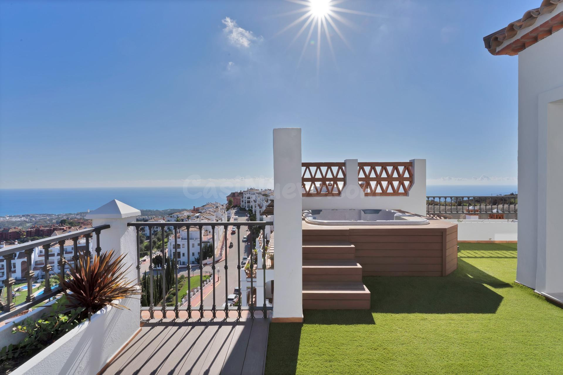 Calahonda Alta - Impresionante Atico con Alma Vistas al Mar 360º Garaje, Trastero, 4 Piscinas