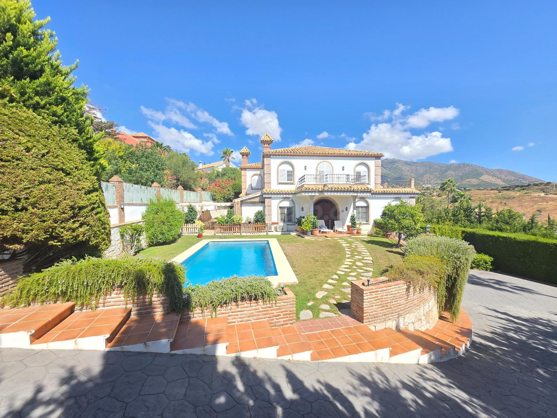 Mijas Costa - Chalet, 4 Dormitorios, Vistas al mar, Piscina privada y Jardín, Parking, Trastero