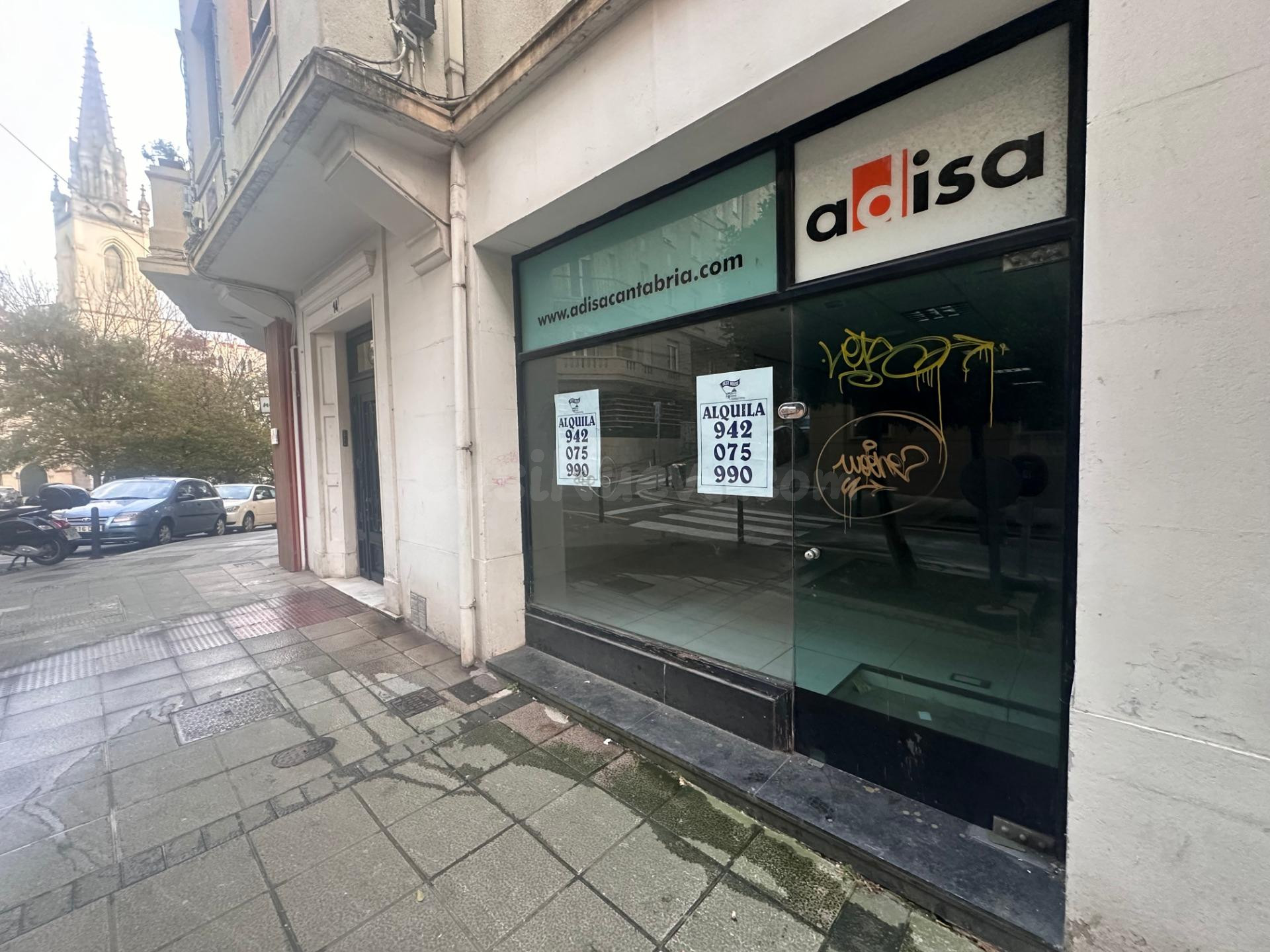 Se alquila amplio local en el centro de Santander