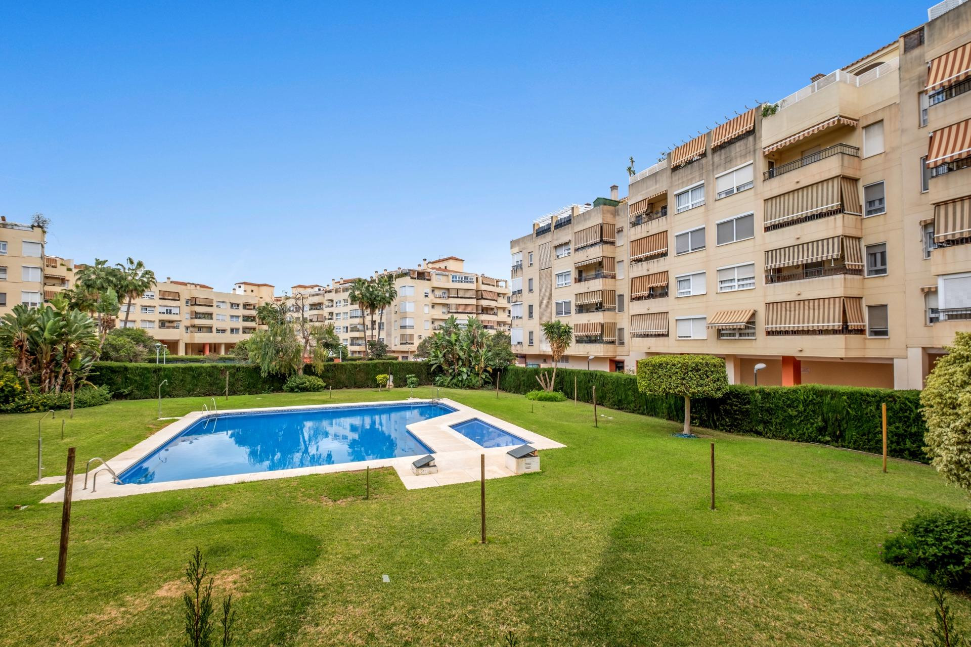 🏡 AMPLIO PISO DE 4 DORMITORIOS CON TERRAZA, GARAJE/TRASTERO Y PISCINA EN LA BARRIGUILLA – MÁLAGA CAPITAL