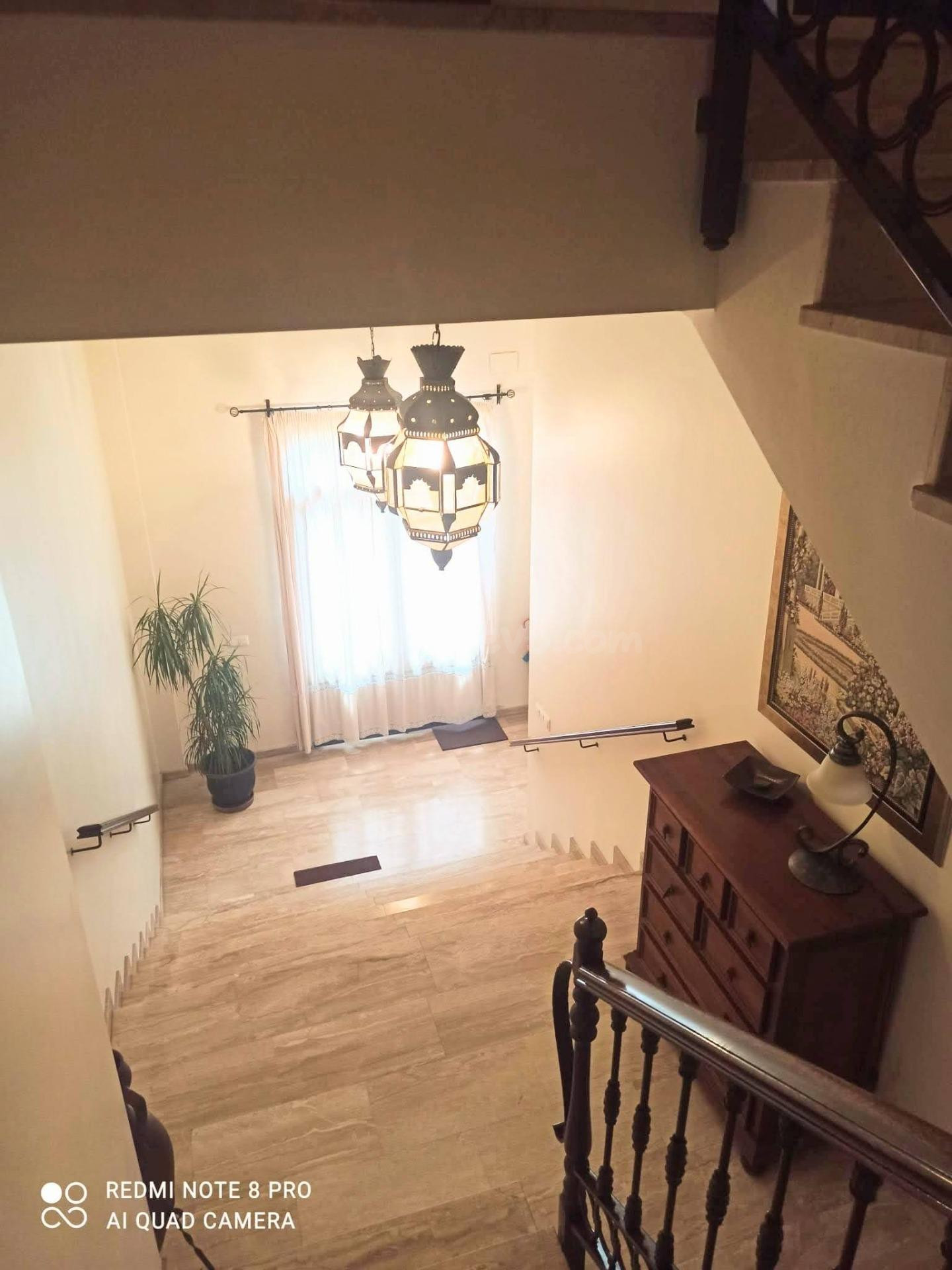 Casa con nave en el bajo en venta.