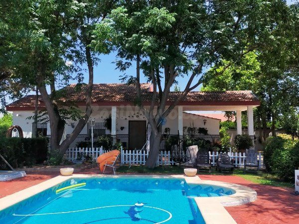 Chalet independiente en una sola planta con piscina y aparta