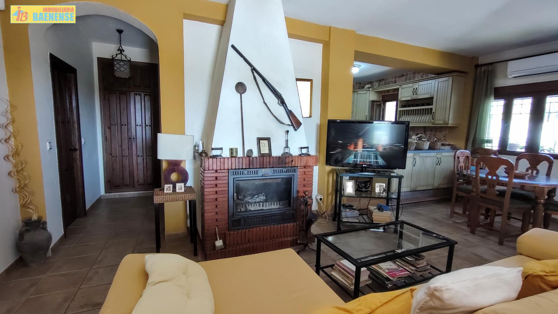 Casa de campo con oliviar en venta