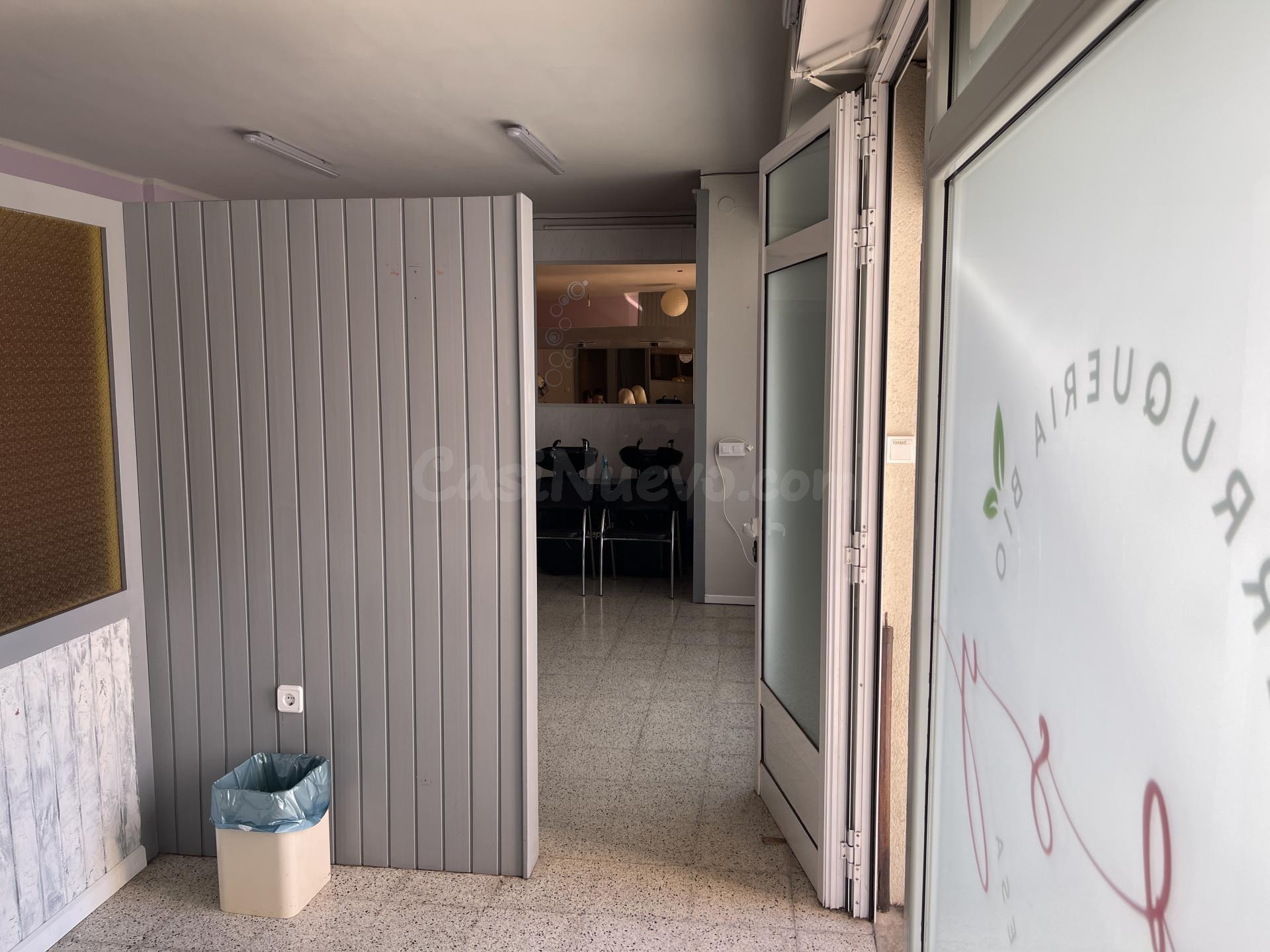 En venta local comercial + Garaje cerrado en Olot - foto 2