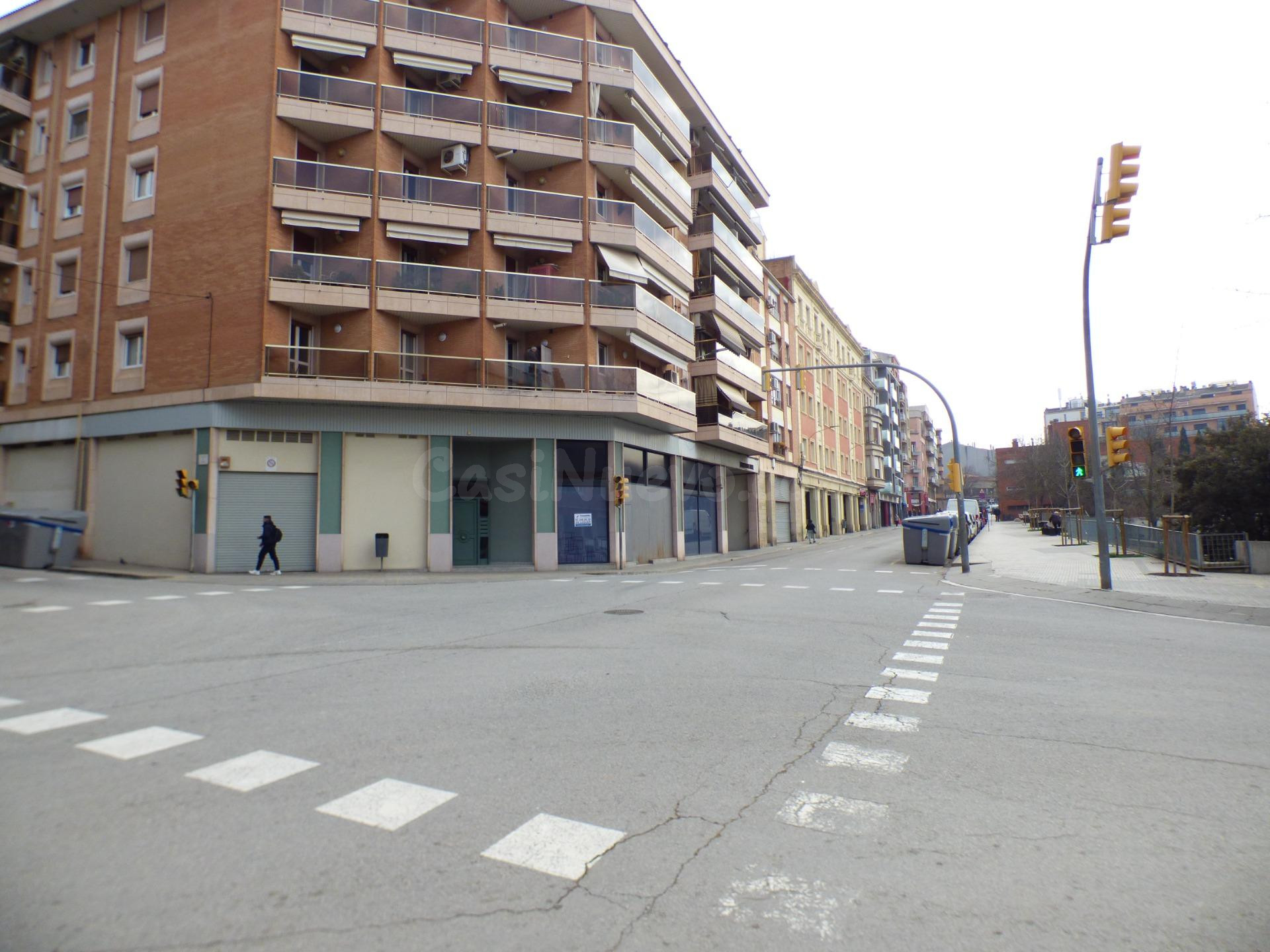 🏪 LOCAL COMERCIAL ESQUINERO EN VENTA – PLAÇA CATALUNYA, MANRESA – IDEAL PARA SUPERMERCADO