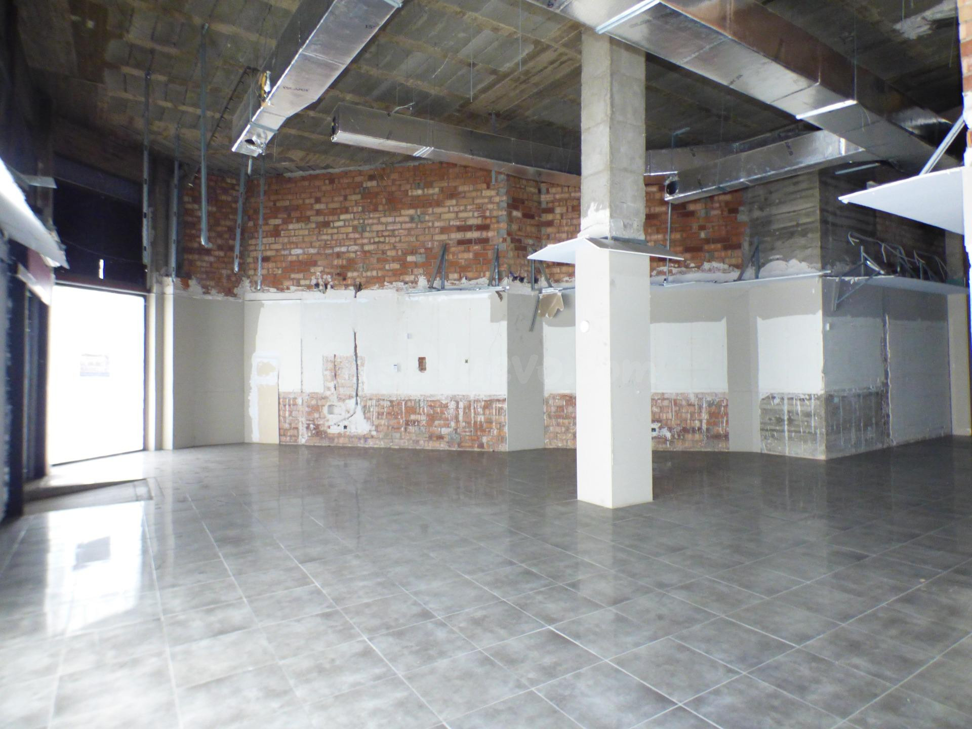 🏪 LOCAL COMERCIAL ESQUINERO EN VENTA – PLAÇA CATALUNYA, MANRESA – IDEAL PARA SUPERMERCADO - foto 4