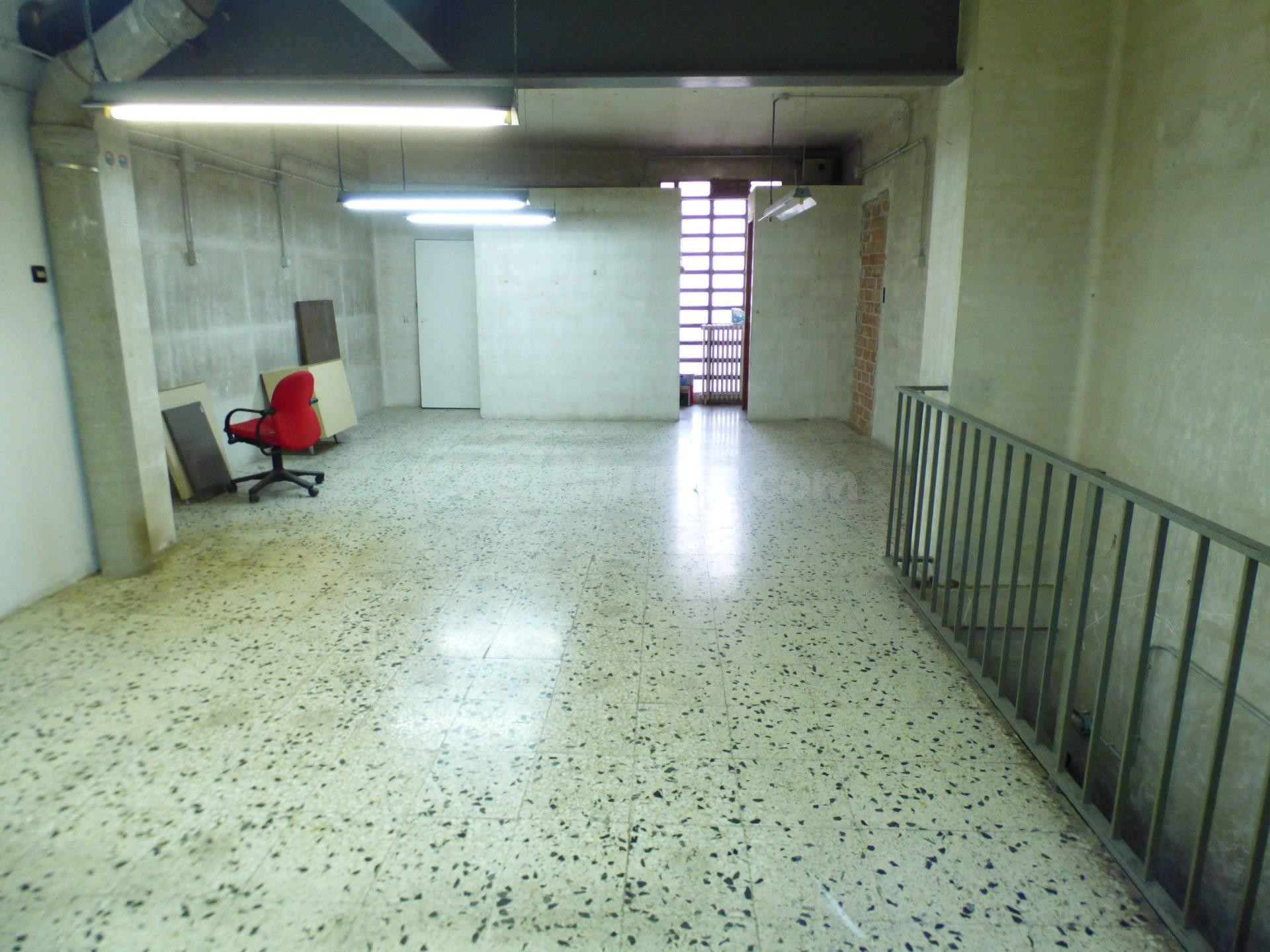 Local comercial con entrada de vehículos en alquiler en Manresa – Zona Oms y de Prat