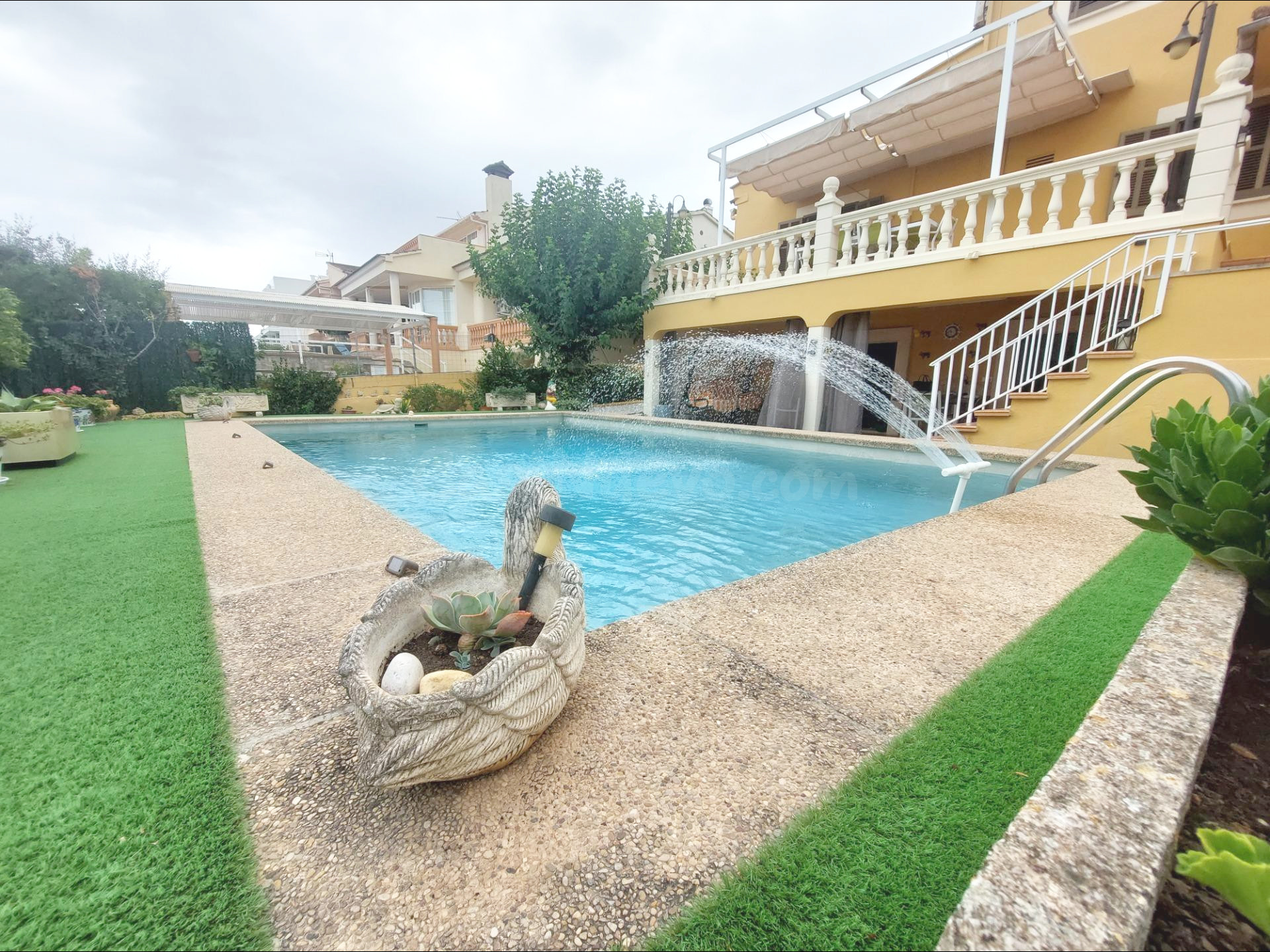 Chalet independiente con piscina reformada y vistas parciales al mar – Bahía Azul, Mallorca