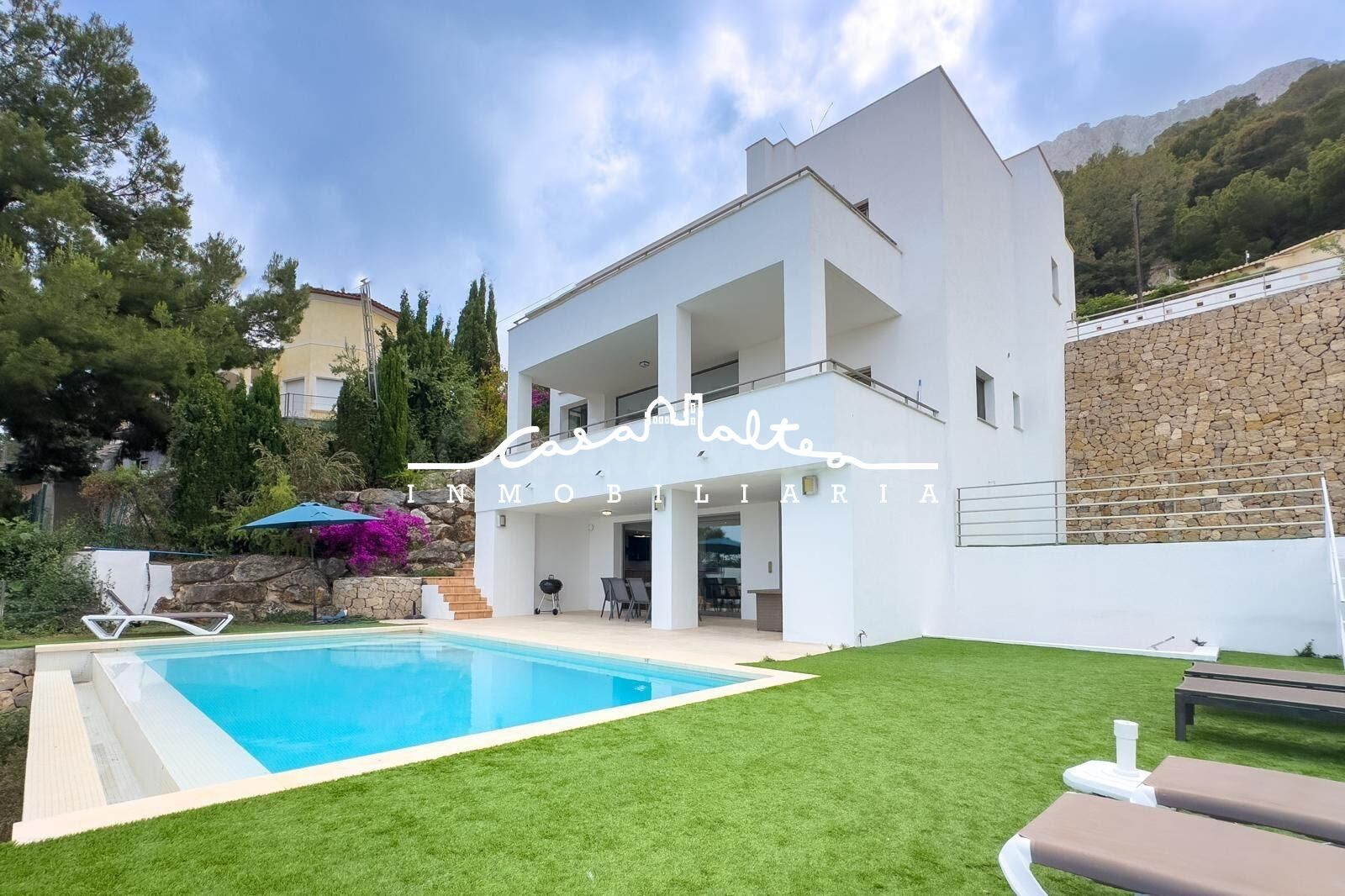 EXCLUSIVA VILLA DE LUJO EN CALPE URBANIZACIÓN OLTAMAR